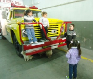 Día de niño con los bomberos. Foto de archivo.