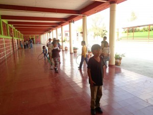 Patio de la escuela de Panales. México.